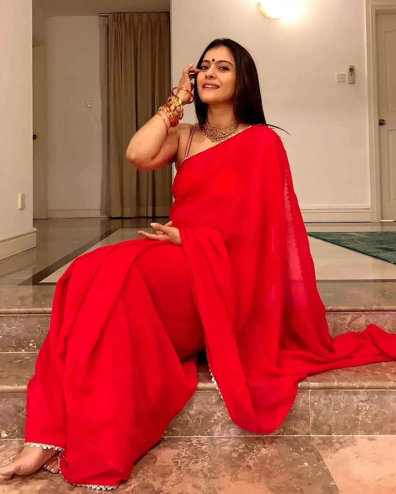 NORTH INDIAN ACTRESS KAJOL DEVGN IN SLEEVELESS RED COLOR SAREE 2